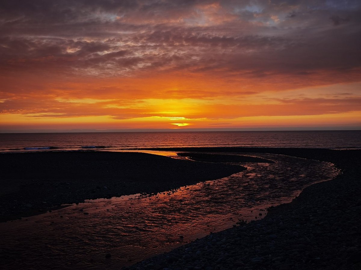 tonyjevans's tweet photo. Tonights sunset, no filters, no special effects just my #huaweip40pro mobile, this Is why #ilovenorthwales @BBCWalesNews @northwaleslive @CDHerald @NWalestagram #pontllyfni #northwalesdreams #sunset #caeclyd #happydays #p40pro #cymru #discovercymru #headspace https://t.co/EJ0F3FFxor