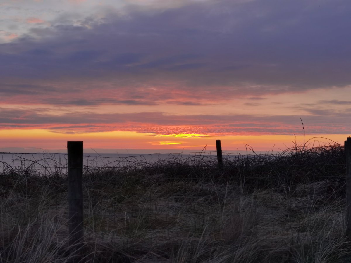 tonyjevans's tweet photo. Tonights sunset, no filters, no special effects just my #huaweip40pro mobile, this Is why #ilovenorthwales @BBCWalesNews @northwaleslive @CDHerald @NWalestagram #pontllyfni #northwalesdreams #sunset #caeclyd #happydays #p40pro #cymru #discovercymru #headspace https://t.co/EJ0F3FFxor
