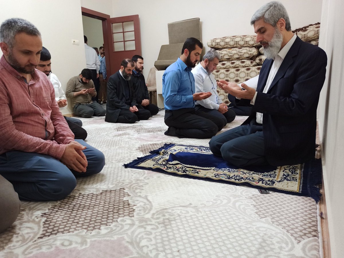 alparslankuytul's tweet photo. Pandemi bahanesiyle Ramazan ruhunun sönük geçirtilmek istenmesine karşı mücadele eden Alparslan Kuytul Hocaefendi, Ramazan'ın 8. gününde talebeleri ile iftar programlarında bir araya gelmeye devam ediyor...

#RamazanRuhunuYaşat https://t.co/nyw7eG4zmg