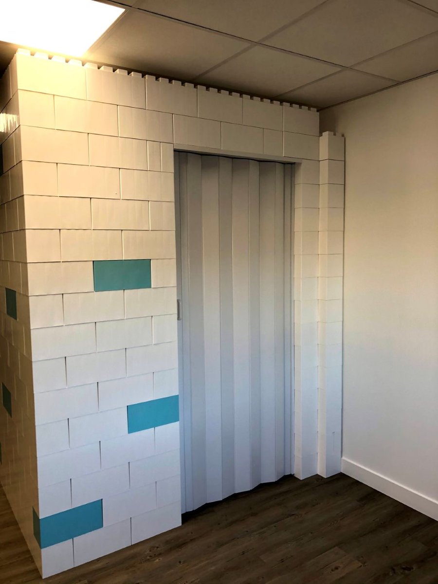 EverBlock's tweet photo. One of the key benefits of using #EverBlockWalls in your office or apartment is that you DO NOT need landlord approval! Our modular building blocks require no tools to assemble & leaves zero mess or damage. #WinWin #modularwall #apartmentwall #dividetworooms #residentialwall https://t.co/fcDMU2bwSD