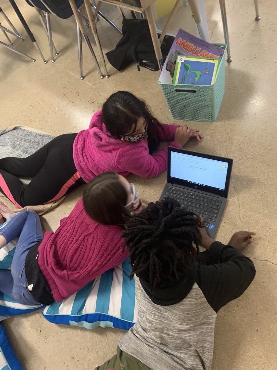 MrsTrowbridge's tweet photo. Third graders doing research on historical figures. So engaged!!! https://t.co/WrmW8remYb
