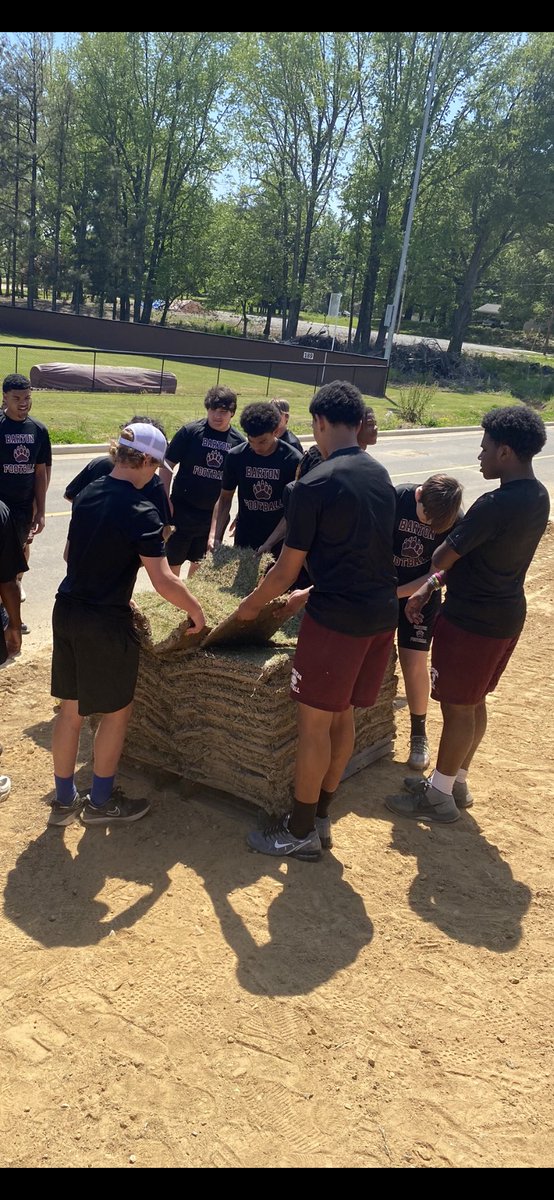 AdamsCoachs's tweet photo. The Bears getting a little community service in today. Almost time to move into our new high school! https://t.co/5kRcTAzbPd