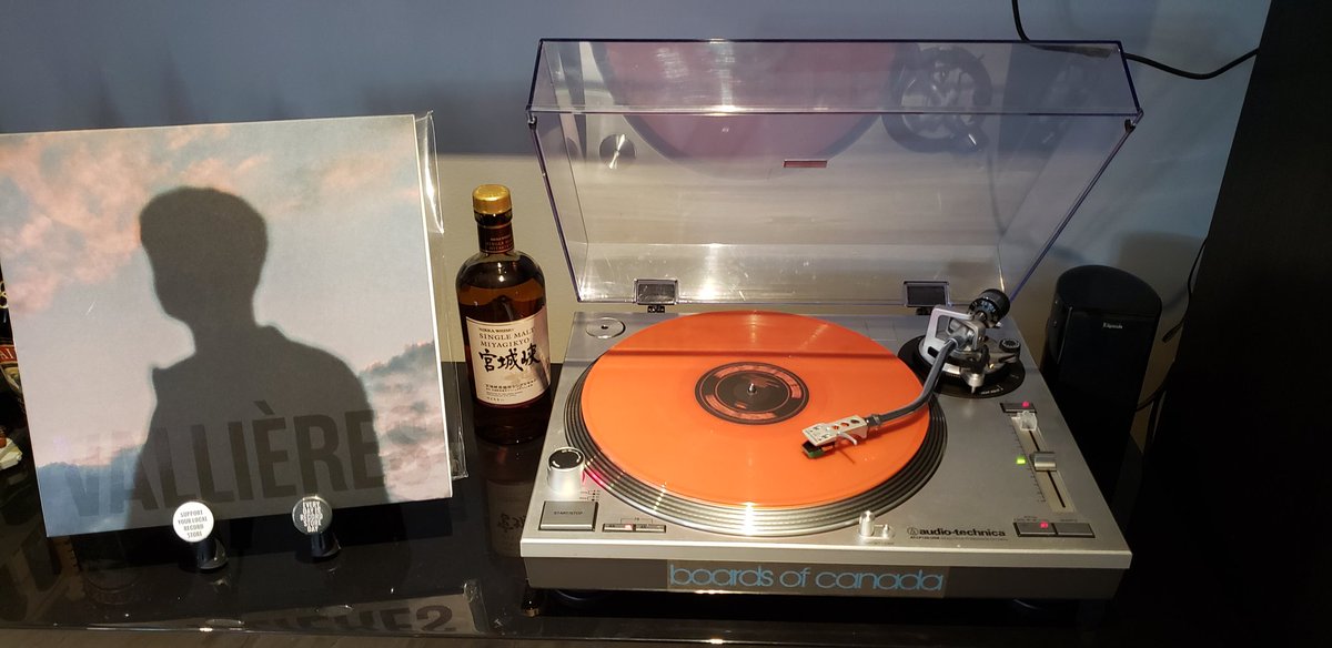 Ca fait une semaine que je l'écoute beaucoup sur Spotify. Maintenant j'ai ma propre copie. Un beau vinyle orange. Un pressing de qualité selon ma première écoute.

<a href="/vvallieres/">Vincent Vallières</a> , un de nos grands auteur, compositeur, interprète. Il y a de petits bijoux sur cet album.