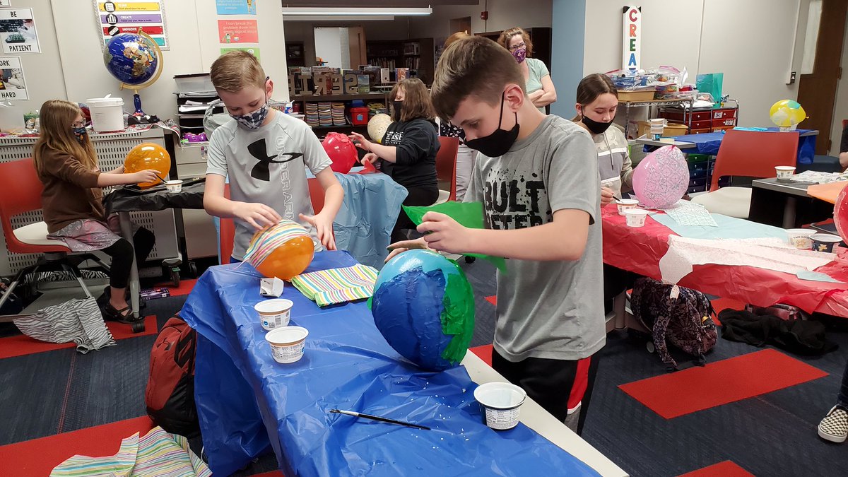 MediaCenterWss's tweet photo. @LeRoyWSS So much happening at the MC! Making hot air balloons and measuring for butterfly gardens! Keeping super busy, learning lots and having fun doing it! That's what STEAM is all about! https://t.co/a9LWXcpVhf