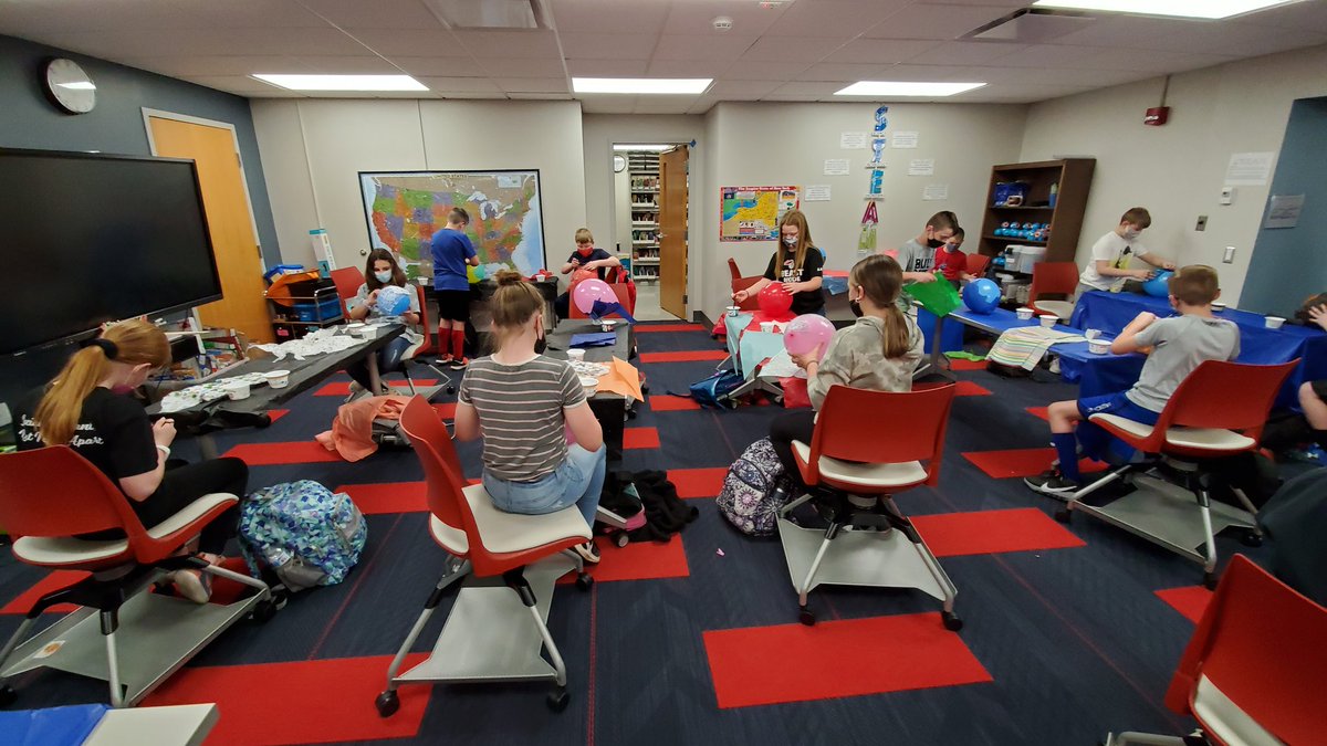 MediaCenterWss's tweet photo. @LeRoyWSS So much happening at the MC! Making hot air balloons and measuring for butterfly gardens! Keeping super busy, learning lots and having fun doing it! That's what STEAM is all about! https://t.co/a9LWXcpVhf
