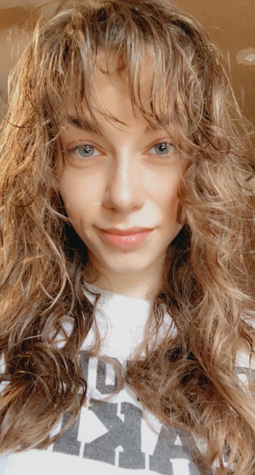 Seriously can&rsquo;t get enough of the different ways I can wear this hair 🤩💇🏻&zwj;♀️💖 https://t.co/qcRQykTk3