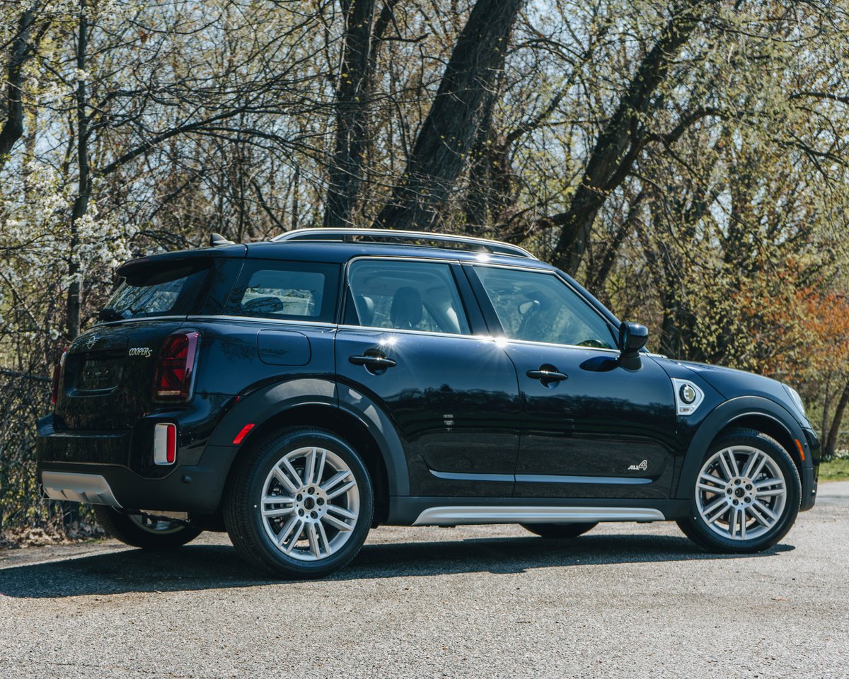 HCMINIBoston's tweet photo. The 2021 MINI Cooper SE Countryman features a panoramic moonroof, holographic heads-up display, auto-dimming mirrors, and Harmon/Kardon premium sound system. With a hybrid 3 cylinder engine making 221 horsepower, you're guaranteed to feel the electric love. #herbchambers https://t.co/zZD3XGy5KL