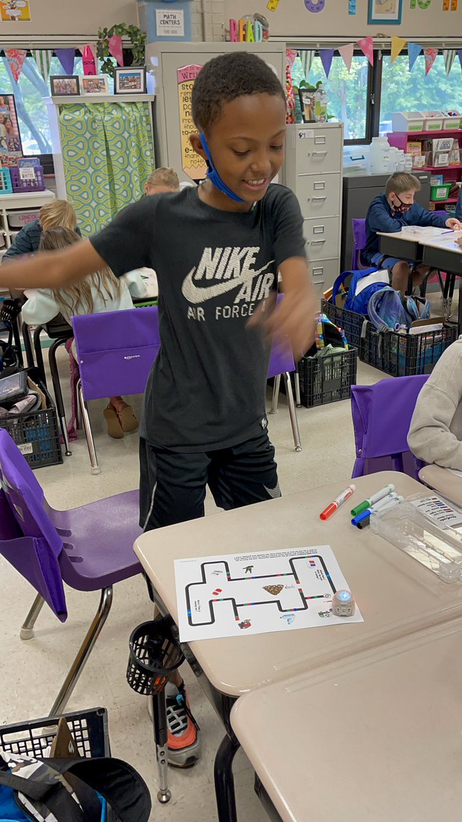 pmitche1023's tweet image. When your @ozobot discos....everyone discos!! Check out these coders at Concord. @a5disteam @AndersonFive #vision5