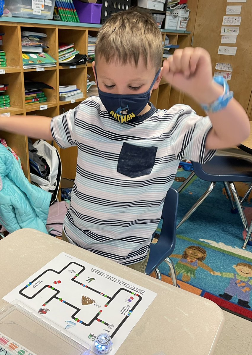 pmitche1023's tweet image. When your @ozobot discos....everyone discos!! Check out these coders at Concord. @a5disteam @AndersonFive #vision5