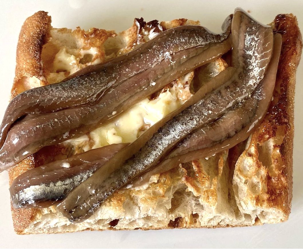 Se encuentra en la salsa de tomate, en el jamón ibérico, en los quesos añejos y en las anchoas. El umami no es un sabor sino una sensación. ¿Qué sabemos del umami, ese potenciador del gusto tan difícil de definir? Magnífico texto de <a href="/rcastillo1102/">Raquel Castillo</a> gastroactitud.com/pista/siete-cu…
