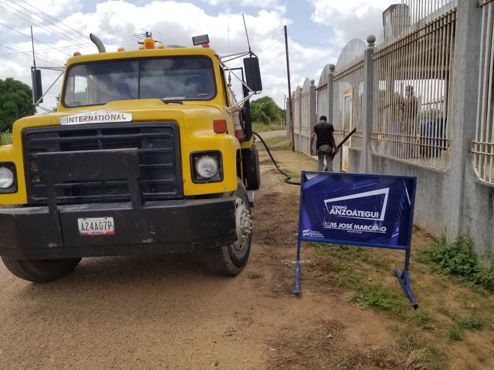 lfigueredoc's tweet photo. Aprovechando mi paso por Buena Vista, me llevé a todo el equipo de servicios públicos para atender con más de 10.000 litros de agua a unas 200 personas, adicional también se realizó levantamientos en la problemática de electricidad de todo el sector. 

Seguimos!!! https://t.co/6aBbKa5rqO