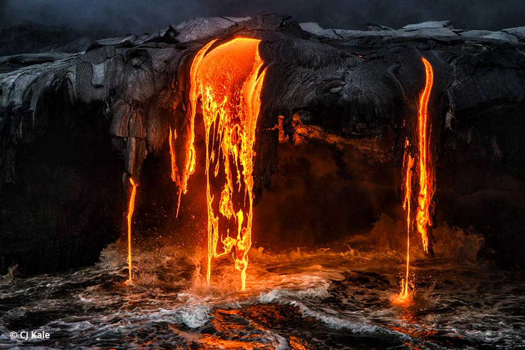 Кипящее небо. Вулканное лава королевство. Лава магма вулкан. Лавовая пещера Гавайи. Огненная лава.