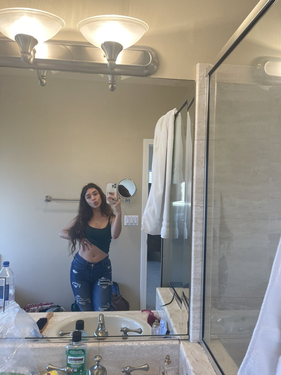 sweeetlovinn's tweet photo. Gooood afternoon pls excuse my hair I still need to do it 🥲 https://t.co/rvgWFjre5F
