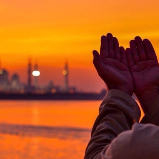 اللهم لا تخرجنا من العشر الأوائل من رمضان إلا وقد سطرت الملائكة صحيفتنا بالعفو والمغفرة والعتق من النيران.