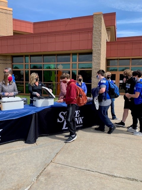 statebankofcp's tweet photo. In Evansville, one of our favorite events is the tailgate party we host for the high school's Homecoming Weekend. This year's version looked a bit different, but we were happy to serve so many student-athletes &amp; their families!

#PowerofCommunityWeek #BanksPowerWI #GoBlueDevils https://t.co/8jyFkEM3wL