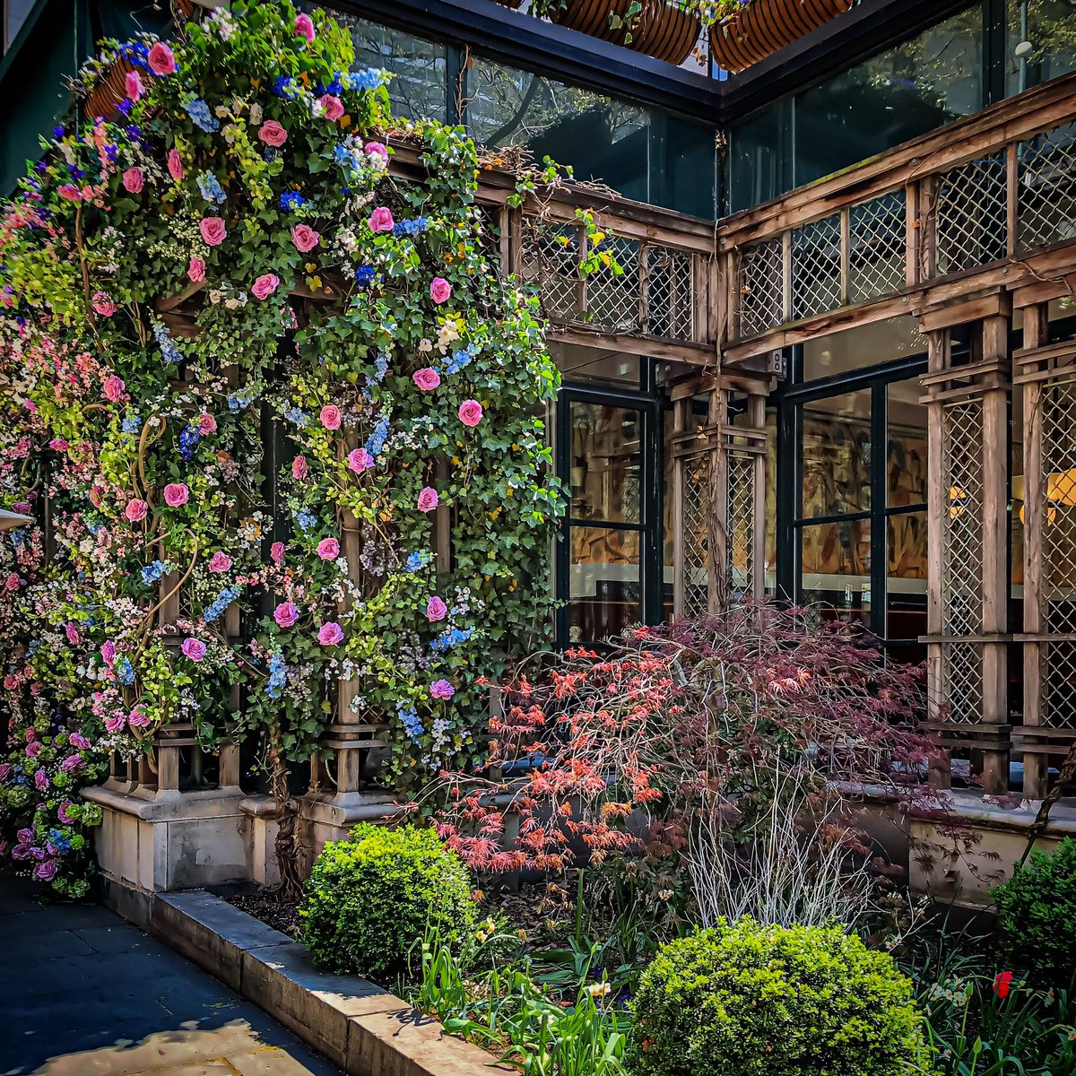 🌼The gorgeous “pocket park” created by Julia Testa for the @bryantparkgrill in @bryantparknyc 🌸