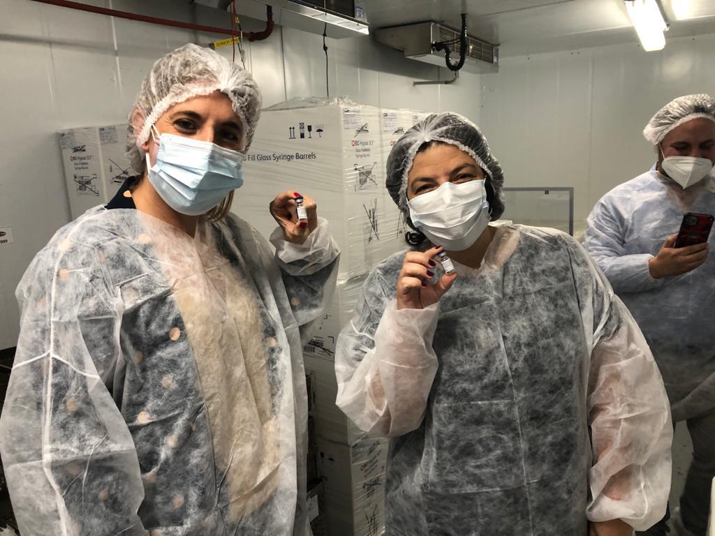 SantiagoCafiero's tweet photo. Que Argentina haya dado un paso muy importante para avanzar en la producción local de la vacuna Sputnik V es en parte gracias al enorme laburo de @carlavizzotti y @cecilianicolini.

La noticia nos llena de orgullo y esperanza a todas y todos. No es para menos. https://t.co/avvzT4b4BH