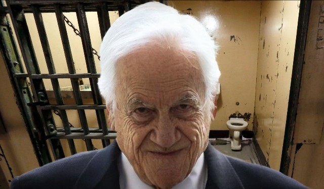 alb0black's tweet photo. Acusación constitucional contra Piñera y cárcel ahora! 
#TerceRetiro10ciento https://t.co/oSRpCD3Y7s