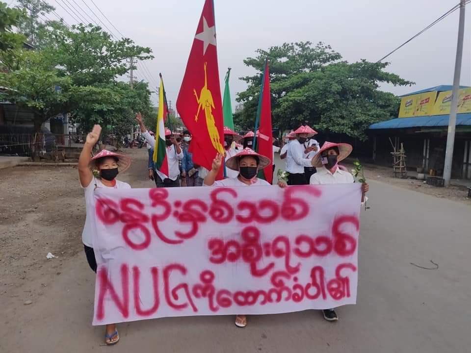 ms_monn's tweet photo. Dawn Strike at #MoeKaung (Kachin State)
Dozens of local people marched on the streets to protest the miltary junta, wearing the same red- painted helmet in support of @NUGMyanmar.

#WhatsHappeningInMyanmar #Apr21Coup https://t.co/v7u1WE5Iae