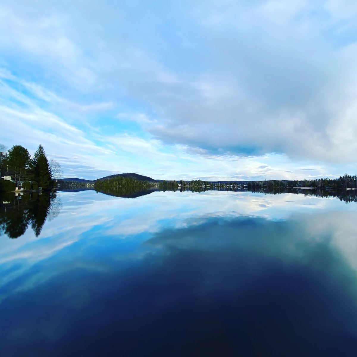 domgrenier's tweet image. Painting or real? When life imitates art /// Peinture ou vrai? Quand la vie imite l'art #lake #lakelife #spring #lac #printemps #painting