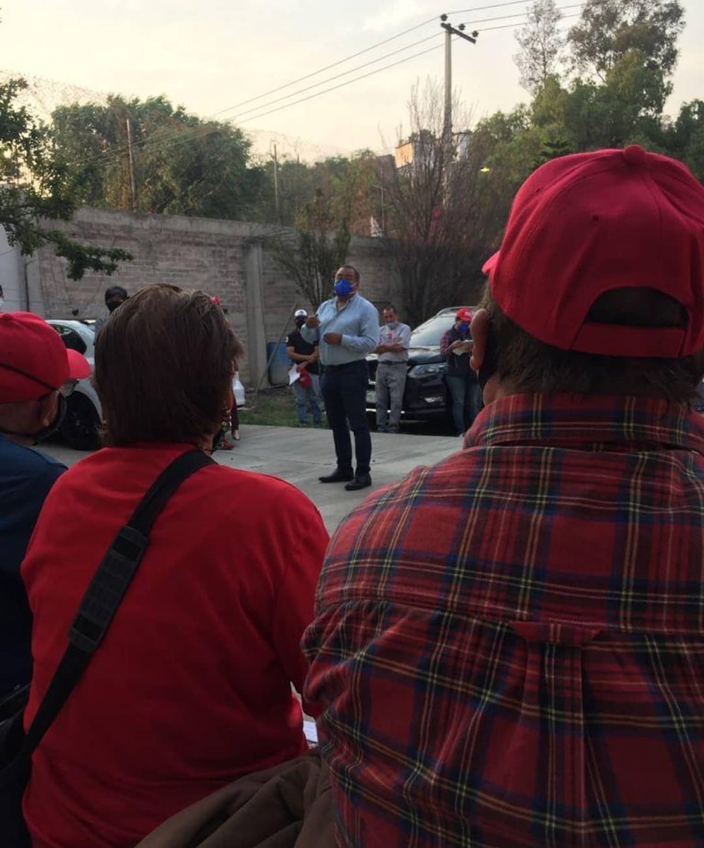 Agradezco el recibimiento de los vecinos del paraje Tlalxalan. Sigo recorriendo pueblos y parajes de mi alcaldía pidiendo que con su voto se sumen a mi proyecto para Milpa Alta en seguridad, servicios urbanos y acceso a la salud. 
#SoyLaÚnicaOpciónRealDeGobierno 
#MilpaAlta
