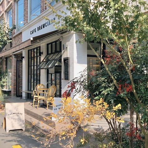 etherealdior's tweet photo. cafe hopping https://t.co/9VqbMbbWA7