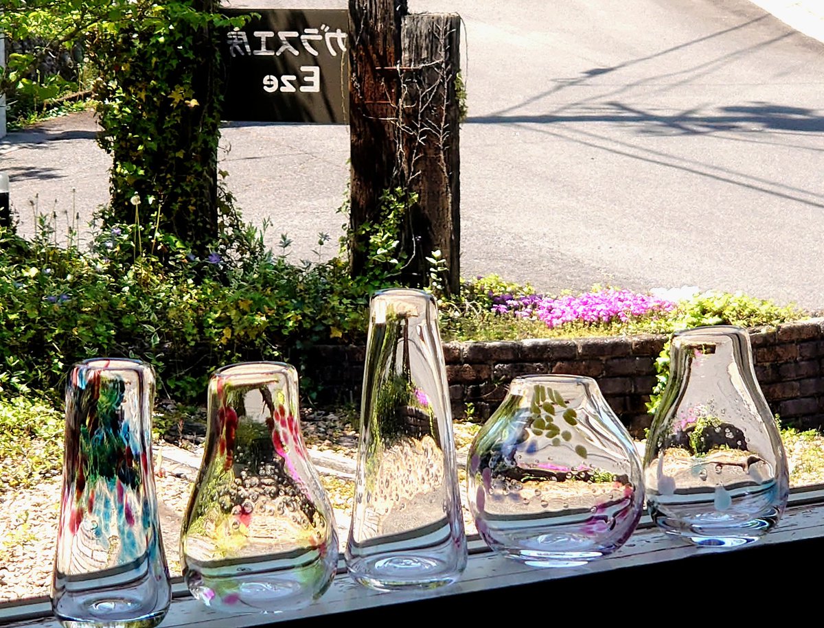 ガラス工房eze エズ いろんな花が咲く季節の到来で 体験でも一輪挿しを作る方が増えています 手作りの花瓶 とお花で 暮らしに潤いを Gwに吹きガラス体験を ご予約お待ちしておりますm M 吹きガラス体験 ガラス工房eze 吹きガラス工房 ガラス ガラス工房eze エズ いろんな花が咲く季節の到来で 体験でも一輪挿しを作る方が増えています 手作りの花瓶 とお花で 暮らしに潤いを Gwに吹きガラス体験を ご予約お待ちしておりますm M 吹きガラス体験 ガラス工房eze 吹きガラス工房 ガラス