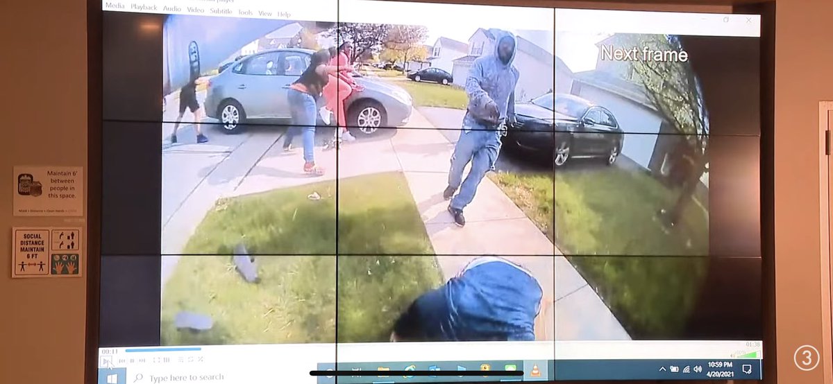 kmele's tweet photo. Almost every detail of this inflammatory post is false. Please -- stop retweeting and endorsing sensationalist garbage like this.

The woman in black has a blade in her hand. She's in the act of stabbing another person.

Come on, people! https://t.co/YCf578Py7G