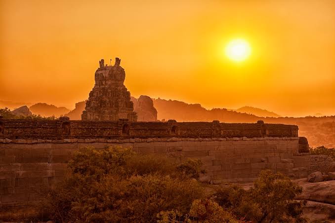  #RamNavami Darshan : One of the Most beautiful Bhagwan RamJi temples:16thCentury Stunning VijayanagaraEra Sri Malyavanta Raghunathaswamy Hill temple,  #Hampi  #Karnataka built around a boulder.Bhagwan RamJi/LakshmanJi stayed here in Rainyseason,in their search for Ma Sita1/5