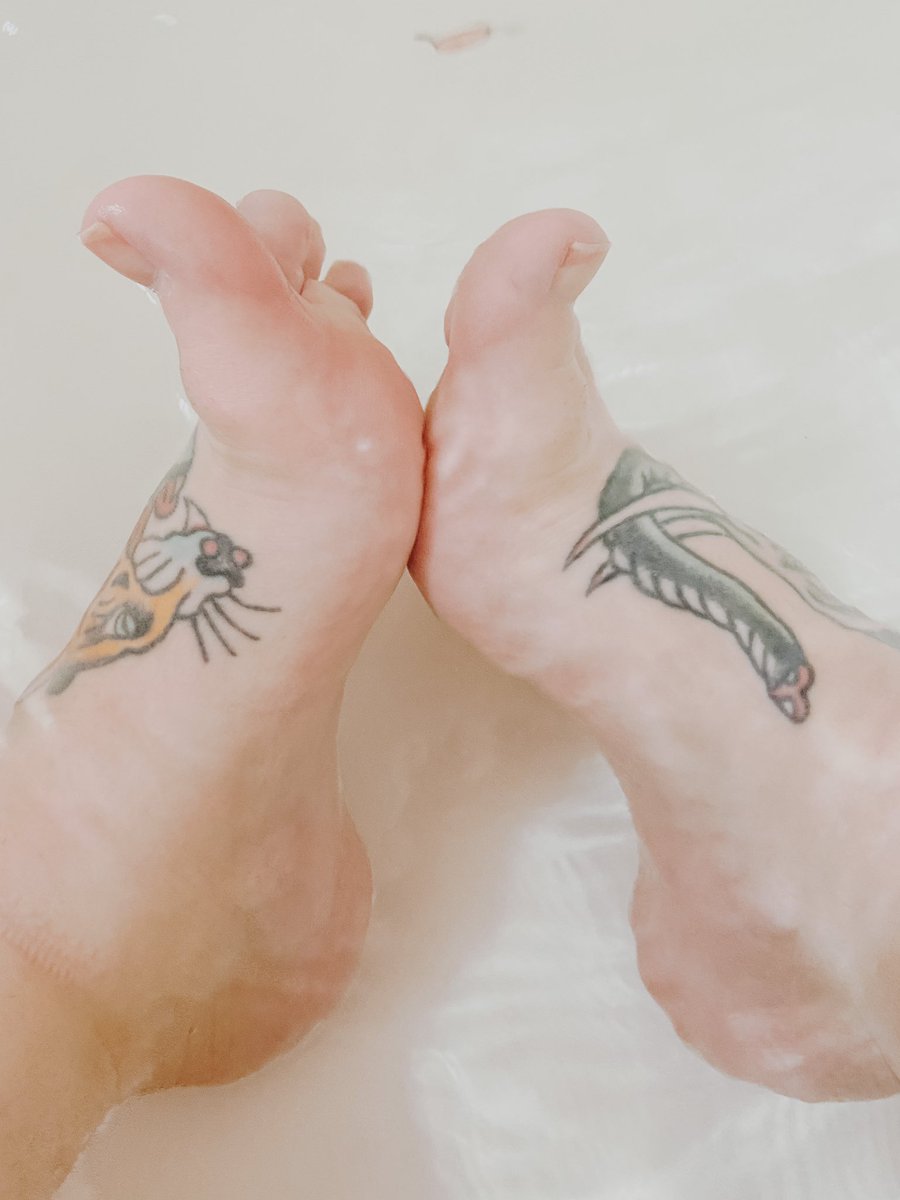 findommekatte's tweet photo. A little bath fun.
Cum join me?
Approach properly 💵
#bathtimefeet #footfetish #findom #findomme #finsub #paypigwanted #goddesss #mistress #whalesub #walletdrain #atmdrain #shoppingslave https://t.co/s4AJSTtR2z