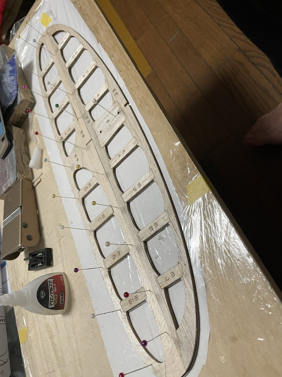 GotoGengo's tweet photo. F3-RES Arfon 003
尾翼組立完了。ここまで順調ですが、後縁をどうするか検討します。設計図からResの特性からこだわる必要がないと理解していますが、少しでも飛行性能に貢献するなら0.5mm以下に仕上げたいところです。問題は材質の強度と剛性確保とのバランスです。
#glider #F3RES #skymodeling #RC https://t.co/wjewfTZQyD