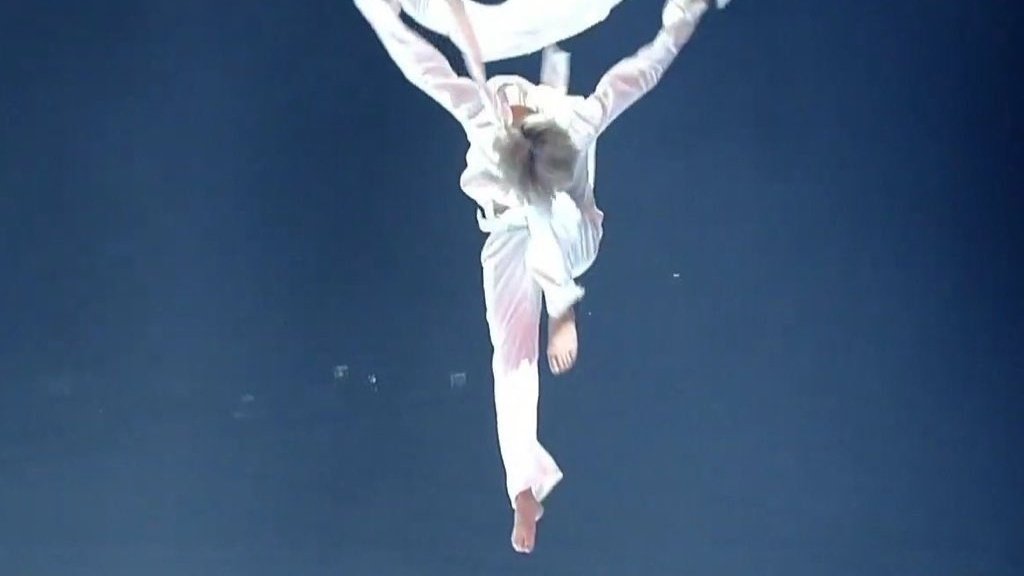 JAMJAMPICS's tweet photo. gravity can’t compete with the jimin https://t.co/o5Uj11MNYR
