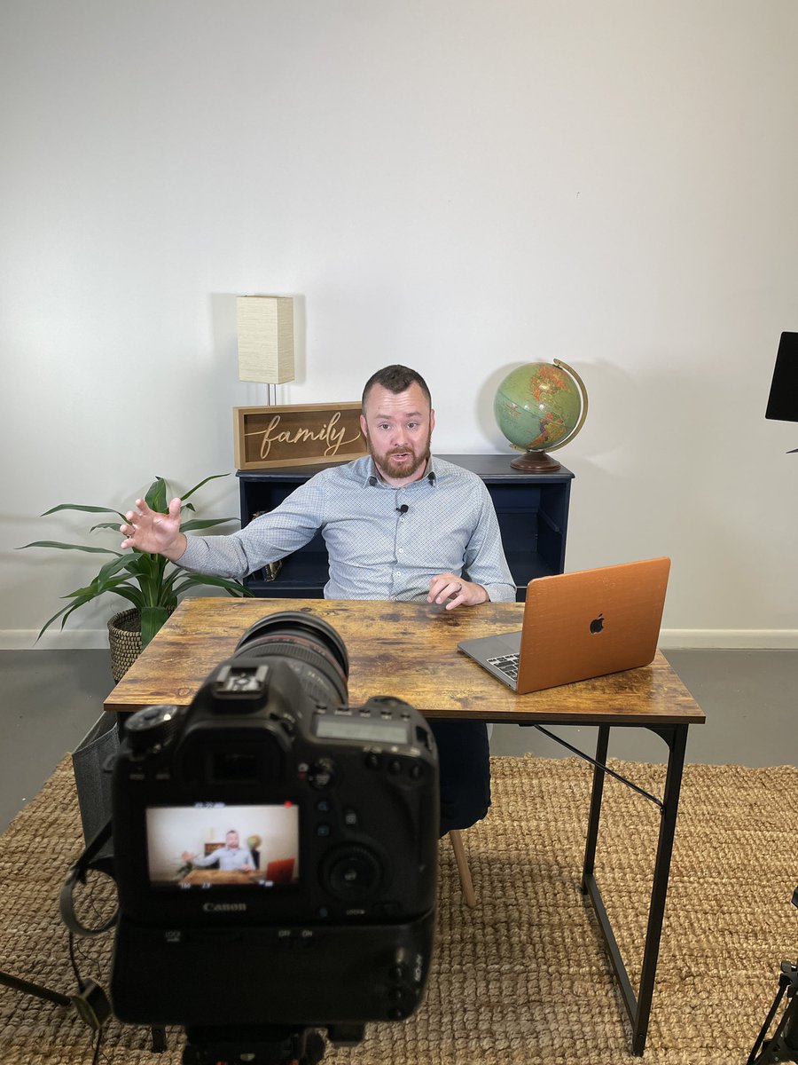 slaymakermethod's tweet photo. Long day in the studio working to bring MORE of The Slaymaker Method’s world-renowned sales strategies to YOU! https://t.co/F43j51W7wI