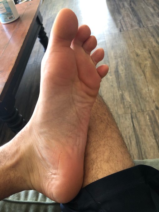 I bet you like the feeling of being on your knees ready and willing to serve ,to beg ,to obey an alpha