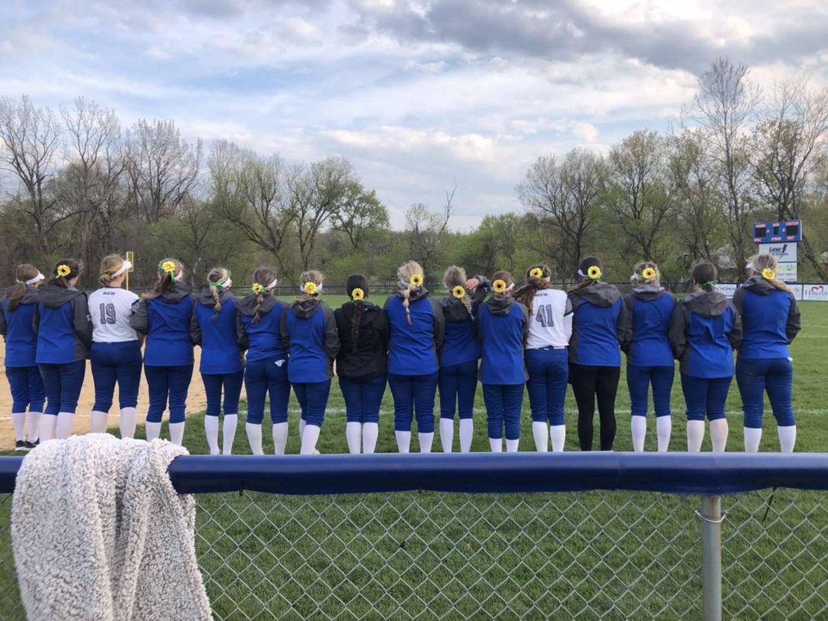 bluestreaksb's tweet photo. The Blue Streaks wore some new green eyeblack and ribbon today to support Mrs. Tobin and her family tonight. #togetherasone #livingthedash @Lake_Athletics @super_lakeblue https://t.co/cg8A5TexFA
