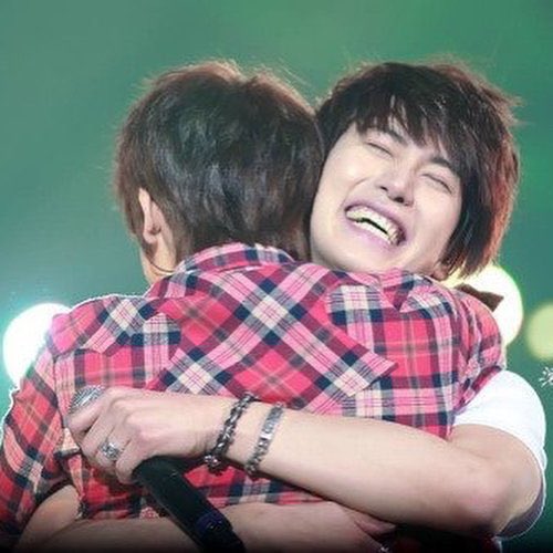 I feel like we don’t talk enough about our maknae & fake maknae so this is the Kyuhyun x Donghae thread you never asked for: