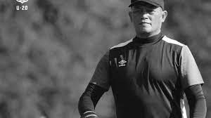 indonesiagamis's tweet photo. innalillahi, Mantan kiper Timnas Indonesia Listianto Raharjo meninggal dunia pada Selasa malam, 20 April 2021 di Rumah Sakit Bhayangkara Surabaya, akibat serangan jantung. Sang legenda meninggal di usia 51 tahun. Semoga husnul khatimah https://t.co/Uv3NB7XBUw