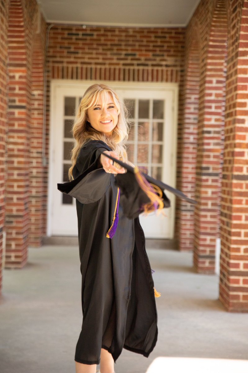 makayla_elaine_'s tweet photo. Sooo close to being done🎓

Thank you @boldjoyphoto for the AMAZING photos!  
#umhb2021 #umhbgrad https://t.co/v6kE0CFIb2