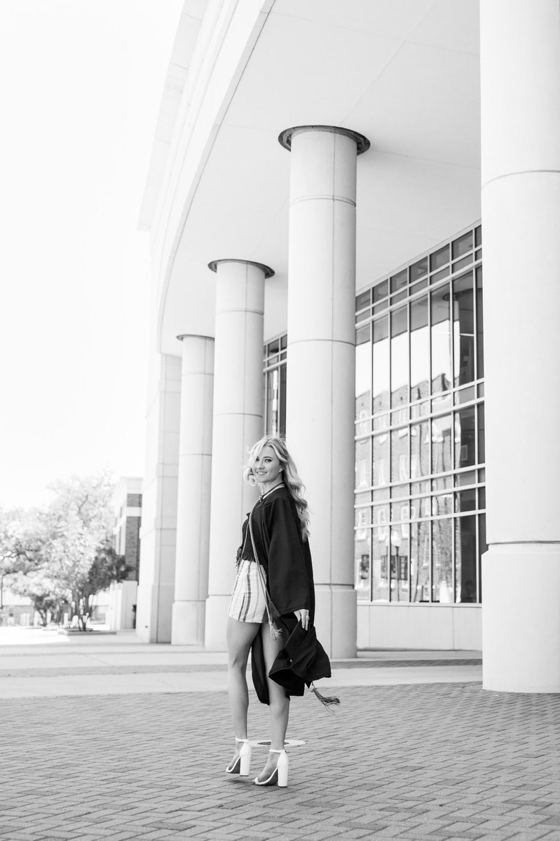 makayla_elaine_'s tweet photo. Sooo close to being done🎓

Thank you @boldjoyphoto for the AMAZING photos!  
#umhb2021 #umhbgrad https://t.co/v6kE0CFIb2