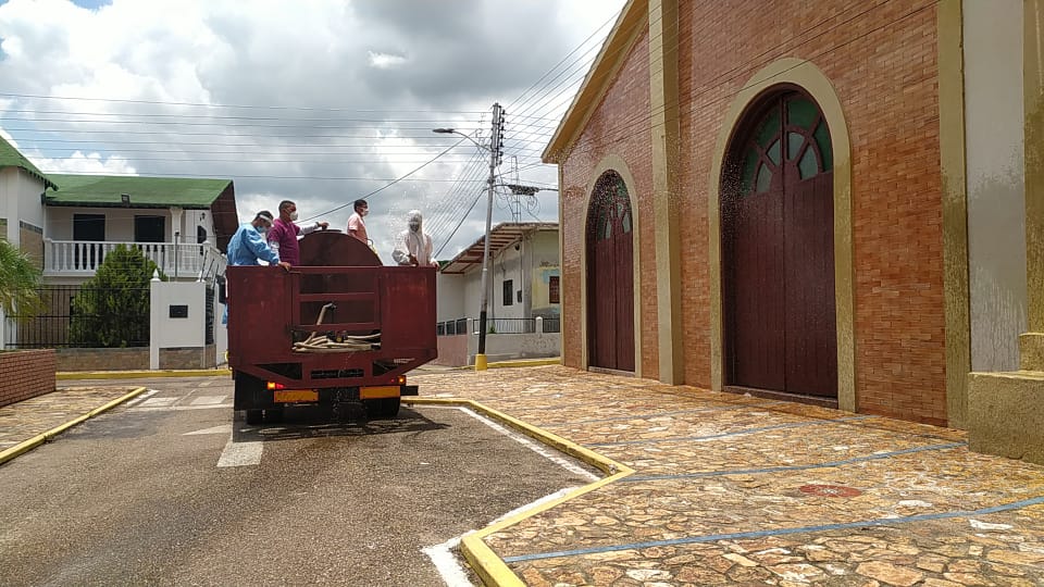 Con el impulso del Alcalde @jhondersimanca1, Equipo de la Secretaría para la Gestión Social de la Alcaldía de Camaguán, redoblan los esfuerzo en la prevención del Covid-19 a través del Plan de Desinfección Permanente en Espacios públicos, instituciones, comercios y #CasaXCasa.