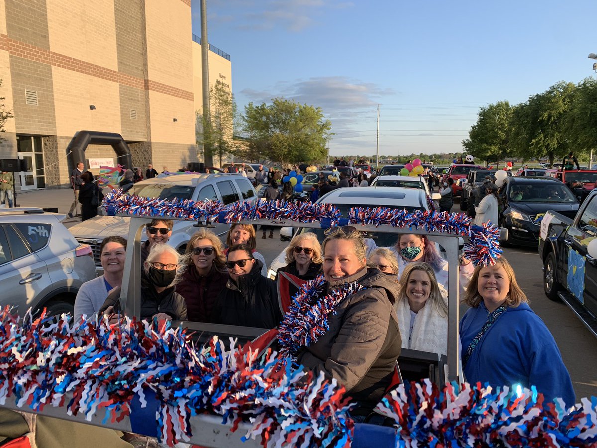 SamHouston1982's tweet image. It was so fun celebrating our Teacher of the Year, Mrs. O’Connell along with all of the Denton ISD Teachers of the Year tonight at the DISD Teacher of the Year Parade!