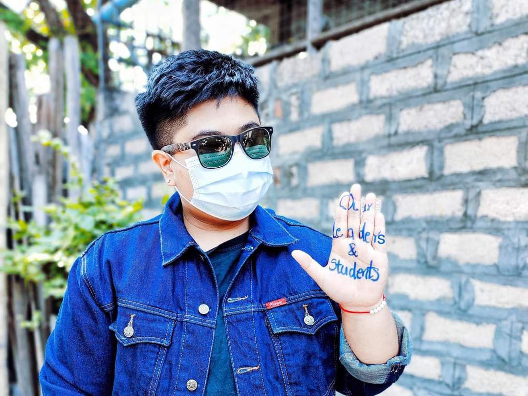 ms_monn's tweet photo. In order to raise awareness for the release of more than 3000+ detainees, people in Myanmar hold "Blue Shirt Campaign" by wearing the blue shirt and writing the name of detainees on their palm.

#WhatsHappeningInMyanmar 
#Apr20Coup 
#ReleaseTheDetainees https://t.co/FQUsmNJqC0