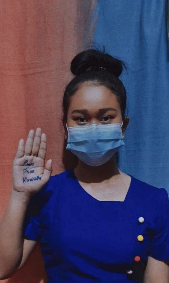 ms_monn's tweet photo. In order to raise awareness for the release of more than 3000+ detainees, people in Myanmar hold "Blue Shirt Campaign" by wearing the blue shirt and writing the name of detainees on their palm.

#WhatsHappeningInMyanmar 
#Apr20Coup 
#ReleaseTheDetainees https://t.co/FQUsmNJqC0