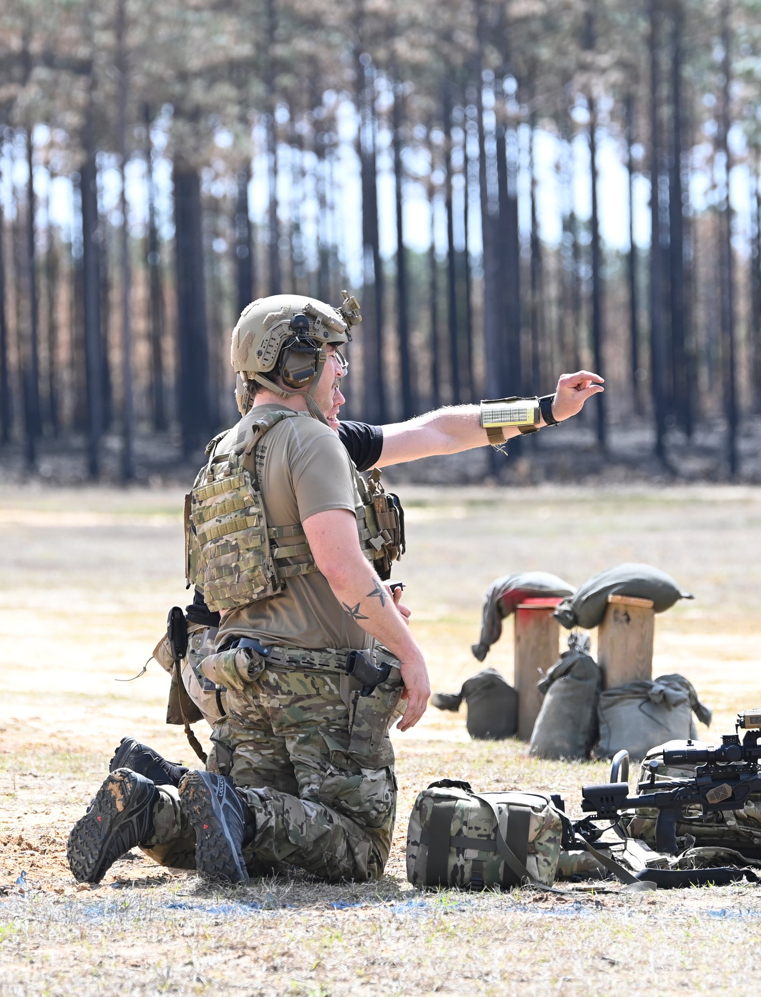 Ezd_N48VEAI1uzi.jpg:large