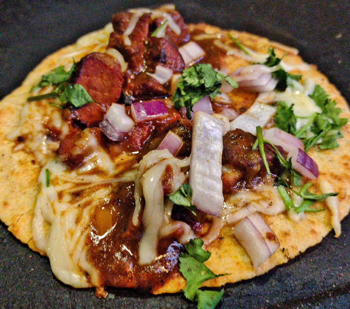 RogueCookers's tweet photo. Taco Tuesday #16-2021. Smoked and braised E3 Steak Tips smothered in shredded cheddar & monterrey jack cheese, red onions, and cilantro. #nofilter
#tacos #tacotuesday #bbq #steaktips #gravy #e3meatco #onions #cheese #TraegerGrills #Traeger #RogueCookers https://t.co/ZpJ4XZv353