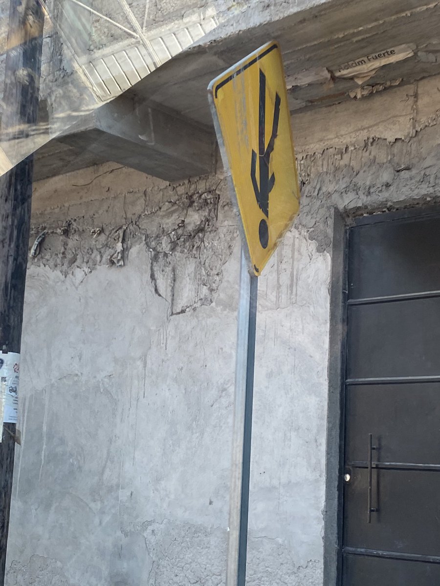 RdeR_'s tweet photo. @eldiariodedross un cartel altamente perturbador, ¿no lo crees? https://t.co/sMC4OpSOA9