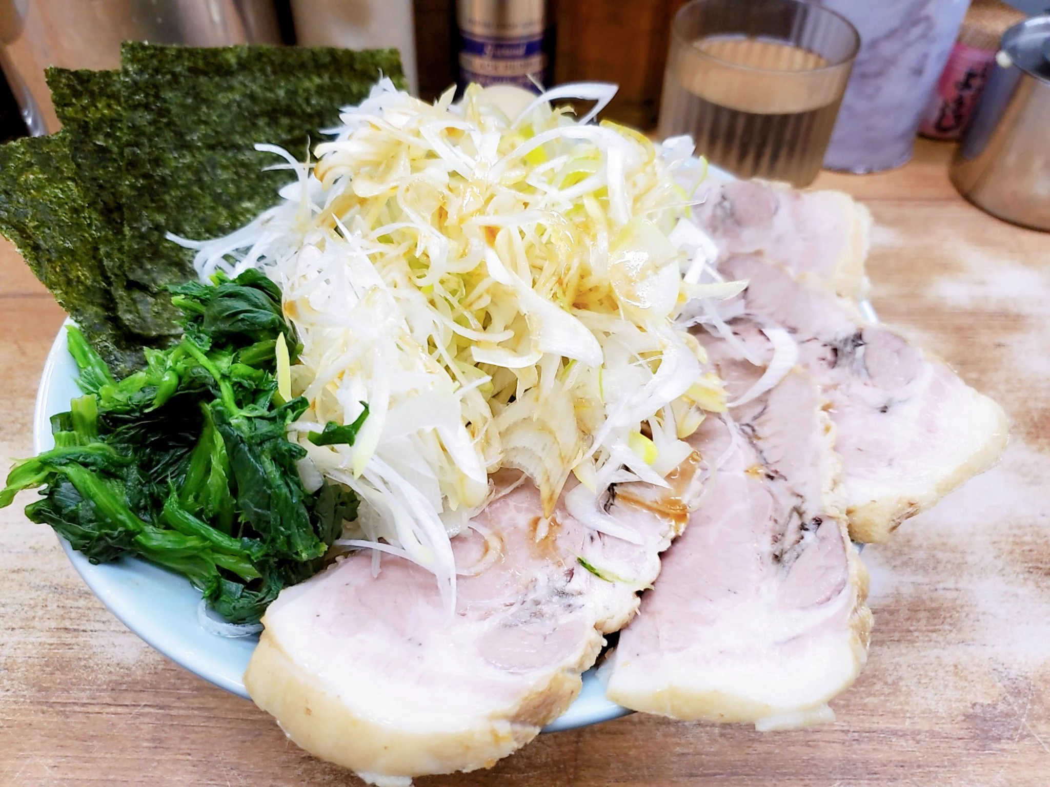 @kakeakami ネギチャーシュー大盛り味玉乗せ、麺固味普通油多めがワイのジャスティスや……！！家系で遠慮したらアカン……！！ 