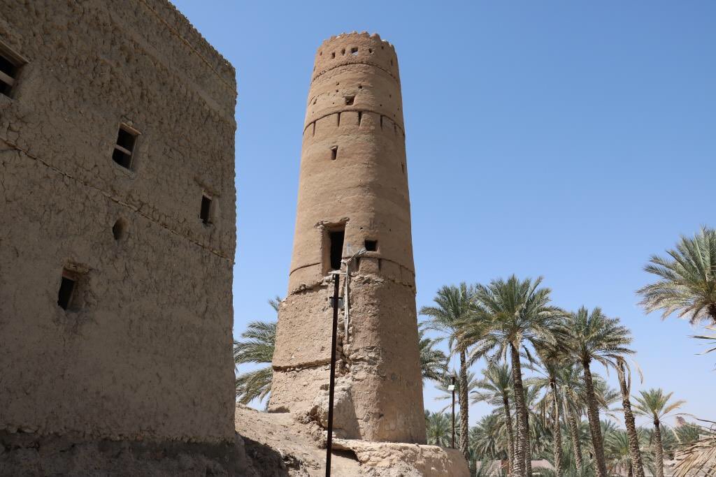 rashedalnami's tweet photo. برج "حارة المجابرة"  يقع في الجهة الجنوبية الغربية من حارة المجابرة بولاية أدم في محافظة الداخلية بُني في أواخر القرن الثامن عشر الميلادي. 
هندسة معمارية فريدة من نوعها.

ويجيك واحد لوح يقولك العماني ما مبدع ،،، قلاع وحصون وابراج وافلاج ومدن وحواضر وصناعة. https://t.co/udL8BDeZMd