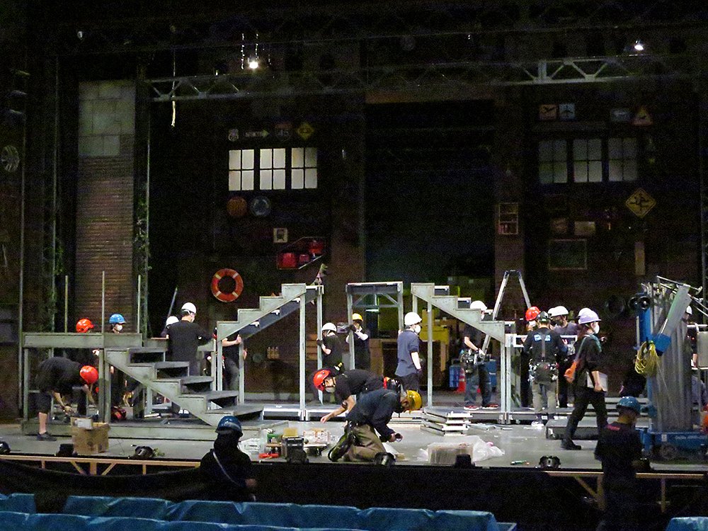 劇団四季 4 29 木 祝 に開幕する ロボット イン ザ ガーデン 福岡公演 キャナルシティ劇場では 舞台設営が進み レンガ造りの装置や ベンとタングがたどる旅先を彩る小道具が姿を現しました ゴールデンウィークの思い出に ぜひ心温まる