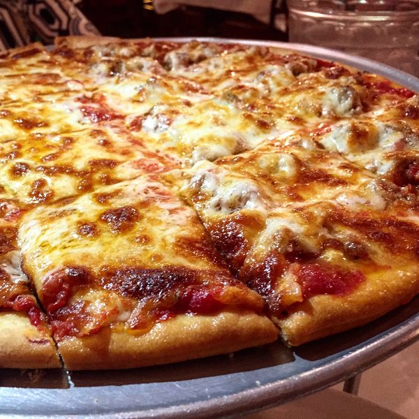 dwcprodz's tweet photo. I see David Montgomery has started another pizza debate. 

This is real Chicago pizza btw. I enjoy deep dish too but this is the stuff most of us actually eat https://t.co/PfRF0Tp8Xx